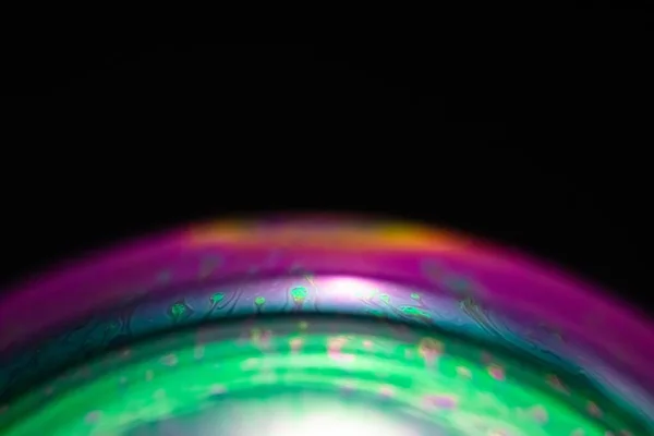 Zbliżenie Ujęcia Kolorowego Bańki Mydlanej Odizolowanego Czarnym Tle — Zdjęcie stockowe