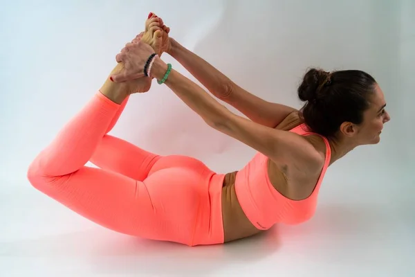 Молодая Женщина Делает Сложные Упражнения Йоги Студии — стоковое фото