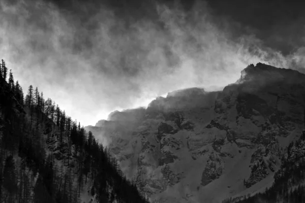 Karla Kaplı Dağların Nefes Kesici Manzarası Manzaralı Bulutlu Bir Gökyüzünün — Stok fotoğraf