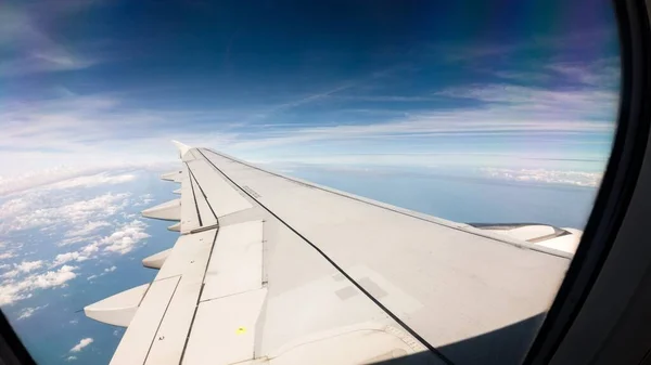 飛行機の窓から青い曇り空の息をのむような景色 — ストック写真