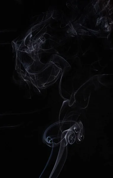 一道在黑色背景上隔离的烟的垂直移动 — 图库照片