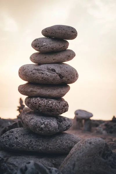 Tiro Vertical Pedra Equilibrando Por Sol — Fotografia de Stock
