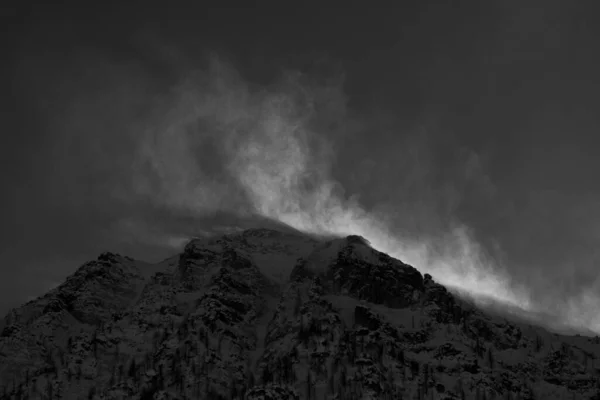 Uno Scenario Mozzafiato Delle Montagne Innevate Sotto Cielo Nuvoloso Scenografico — Foto Stock