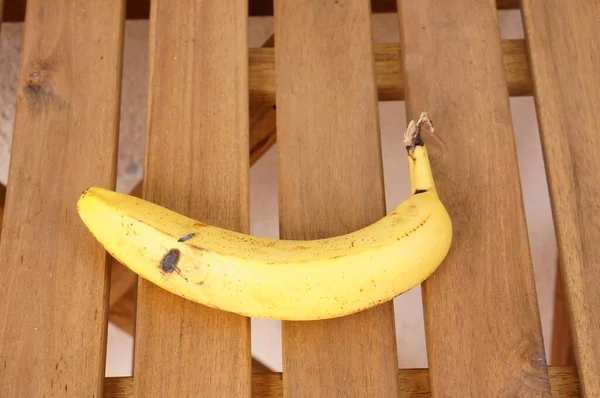 Tiro Ângulo Alto Uma Banana Uma Superfície Madeira — Fotografia de Stock