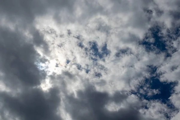 Felhők Kék Égen Egy Napsütéses Napon — Stock Fotó