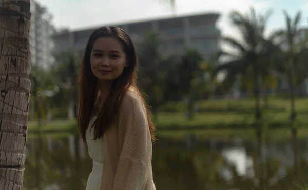 Sokaklarda Beyaz Elbise Giyen Asyalı Bir Kadının Sığ Odak Noktası — Stok fotoğraf