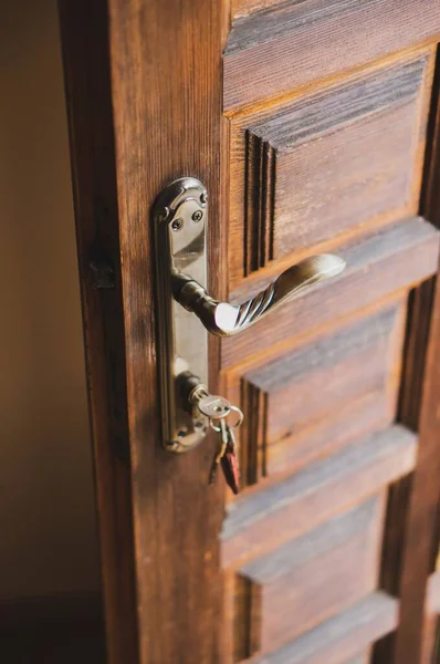 Primo Piano Porta Aperta Legno Con Maniglia Metallo — Foto Stock