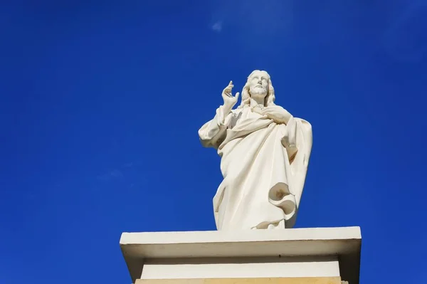 Jezus Christus Sculptuur Een Blauwe Lucht Stare Zegrze Wijk Poznan — Stockfoto