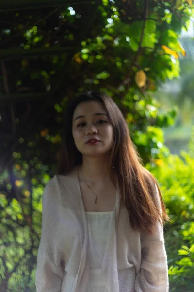 Doğada Beyaz Bir Elbise Giyen Asyalı Bir Kadının Dikey Sığ — Stok fotoğraf