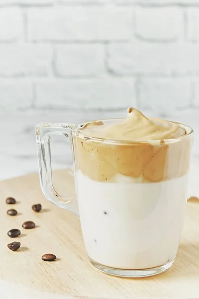 Primer Plano Helado Dalgona Batido Café Con Esponjoso Cremoso — Foto de Stock