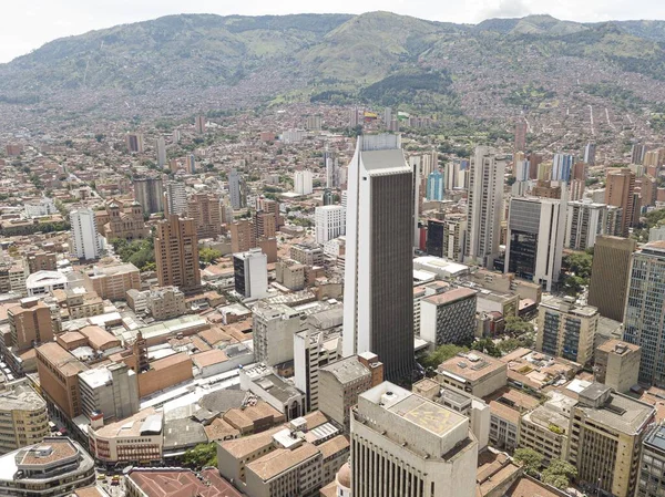 麦德林哥伦比亚市中心的空中景观是该市标志性的科尔特斯大楼标志 — 图库照片