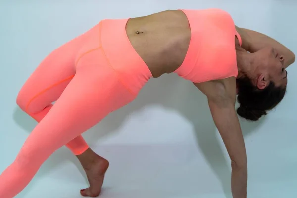 Den Unge Kvinde Laver Komplekse Yoga Øvelser - Stock-foto