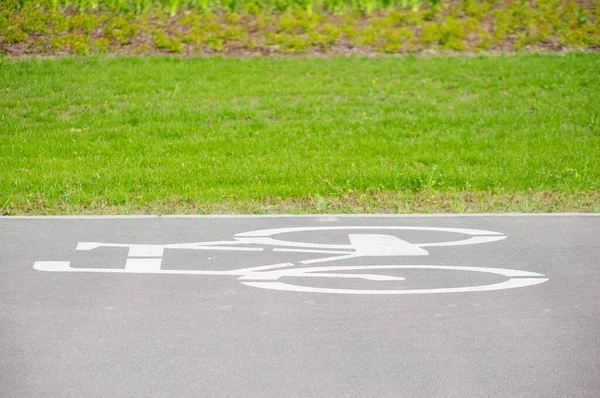緑の芝生の前にシンボルの自転車道 — ストック写真