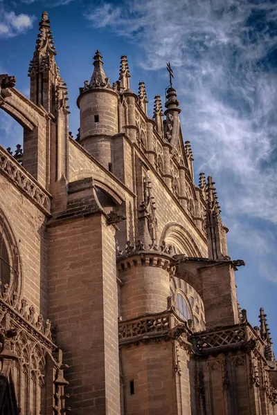 Mavi Gökyüzüne Karşı Antik Bir Katedralin Dışı — Stok fotoğraf