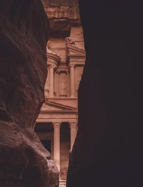 Vertikální Záběr Historickou Petru Wadiovou Jordánsku Obrovskými Skalami — Stock fotografie