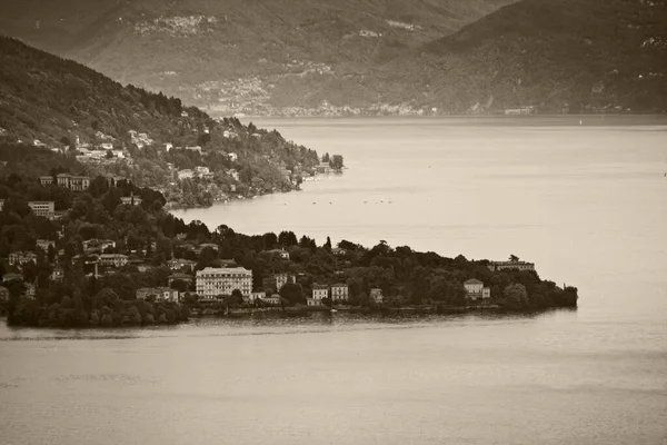 Eine Graustufenaufnahme Der Wunderschönen Meereslandschaft Umgeben Von Grünen Bergen Und — Stockfoto