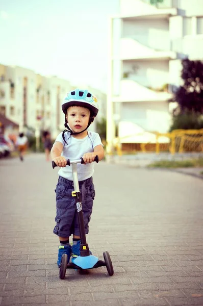 Poznan ポーランド 2019年8月3日 2歳のポーランド人白人少年が路上でスクーターに乗っているときに安全ヘルメットをかぶって — ストック写真