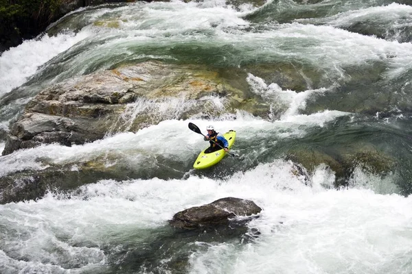 Hermoso Paisaje Del Rafting Corriente Del Río Montaña Que Fluye — Foto de Stock