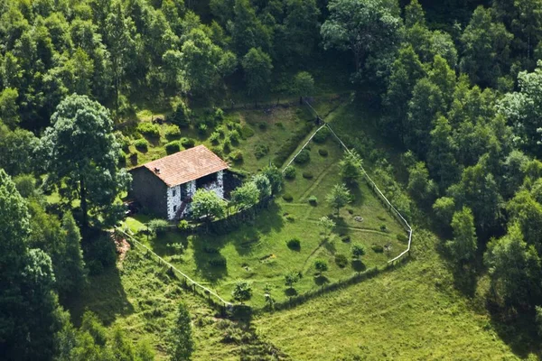 Een Antenne Opname Van Kleine Prachtige Baksteen Huis Omringd Door — Stockfoto