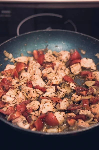 Närbild Bild Maträtt Med Kyckling Svart Panna — Stockfoto