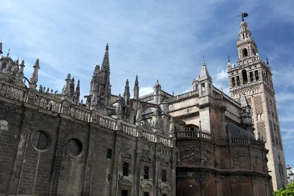 Egy Alacsony Szögű Felvétel Sevillai Katedrálisról Spanyolország — Stock Fotó