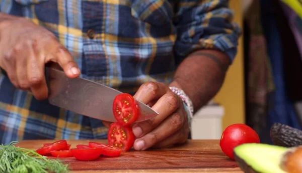 Tiro Perto Das Mãos Homem Afro Americano Cortando Tomate Fatias — Fotografia de Stock