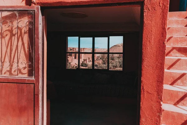 Close Interior Uma Casa Vista Através Uma Porta Portão Vermelha — Fotografia de Stock