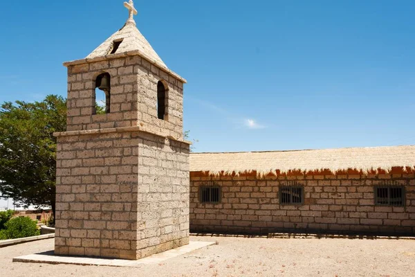 Belo Tiro Torre Sino Igreja Católica Aldeia Socaire — Fotografia de Stock