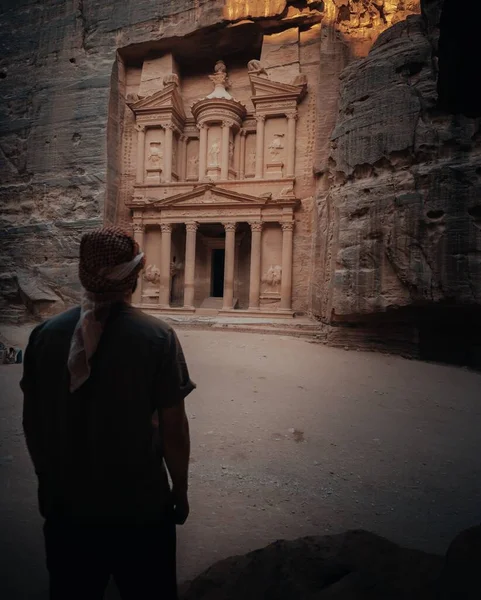 Homme Foulard Debout Devant Historique Petra Wadi Jordanie — Photo