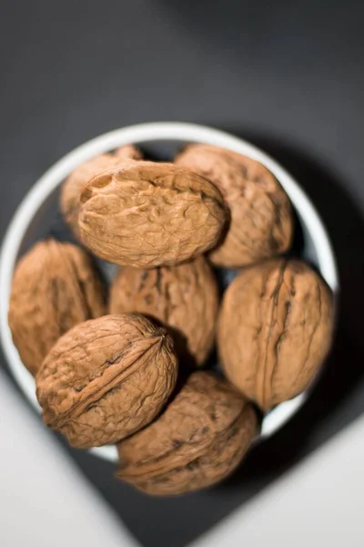 Una Taza Nueces Sobre Mesa — Foto de Stock