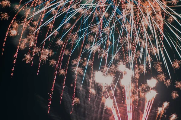 Een Lage Hoek Schot Van Vuurwerk Van Verschillende Kleuren Exploderen — Stockfoto