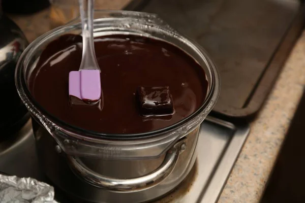 Uma Mulher Fazendo Chocolate Caseiro Coberto Quadrados Coco Uma Cozinha — Fotografia de Stock