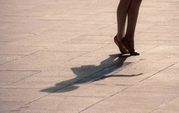 Крупный План Танцующих Ног Стоящих Улице — стоковое фото