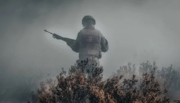 煙の中で武器を持つ兵士の素晴らしいショット — ストック写真