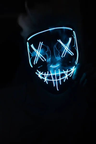 Een Verticaal Shot Van Een Blauw Purge Led Masker Geïsoleerd — Stockfoto