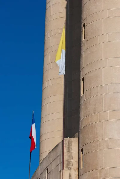 チリとバチカンの旗の垂直ショット — ストック写真