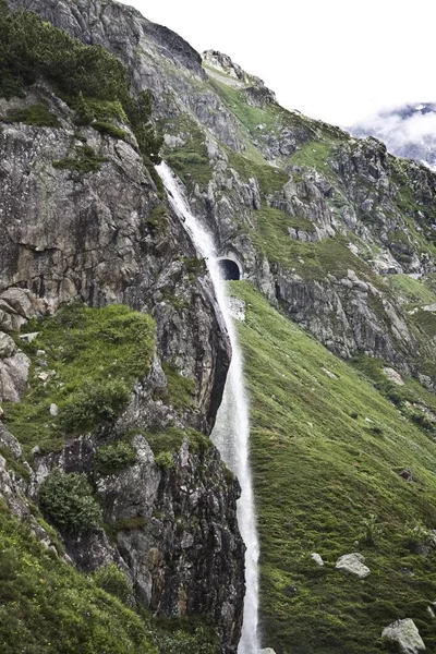 Eine Faszinierende Landschaft Des Wunderschönen Wasserfalls Inmitten Der Felsigen Berge — Stockfoto