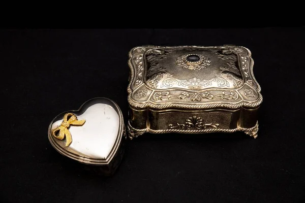 Detailní Záběr Stříbrný Čtverec Srdce Šperky Krabice Izolované Černém Pozadí — Stock fotografie