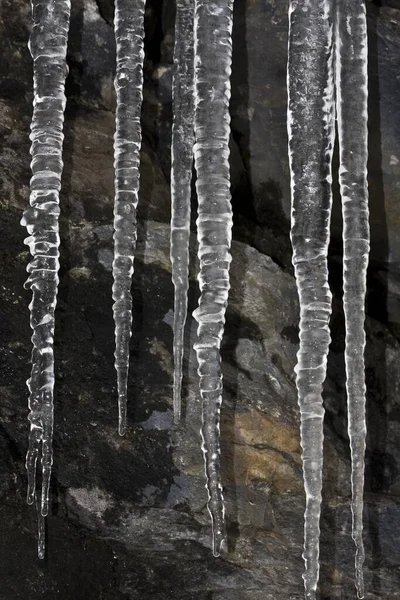冬日在洞穴中垂直拍摄的冰柱 — 图库照片