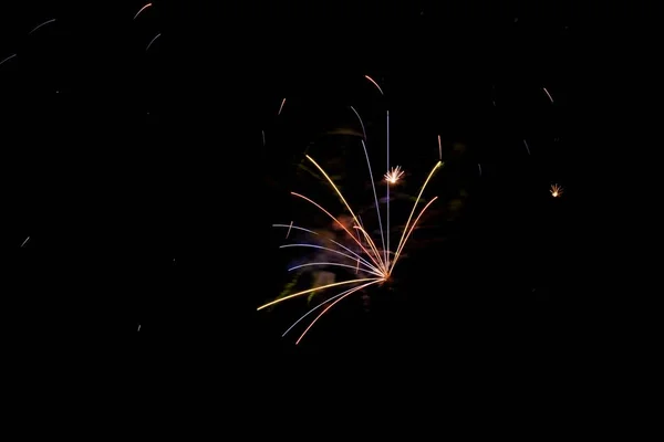 Tiro Bajo Ángulo Fuegos Artificiales Colores Brillando Oscuridad —  Fotos de Stock