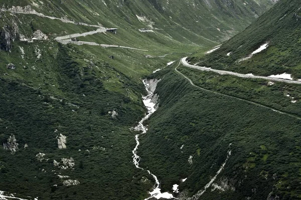 美しい緑の山々の魅惑的な風景 — ストック写真