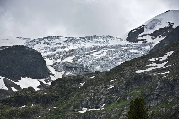 Paysage Envoûtant Des Belles Montagnes Enneigées Sous Ciel Nuageux — Photo