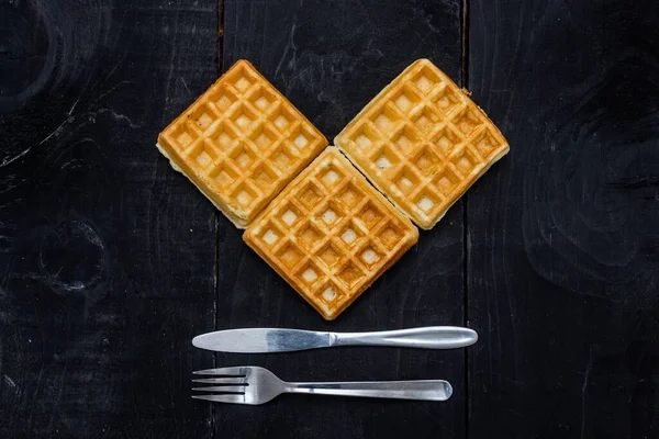 Eine Nahaufnahme Von Quadratischen Waffeln Auf Einem Hölzernen Tischhintergrund — Stockfoto