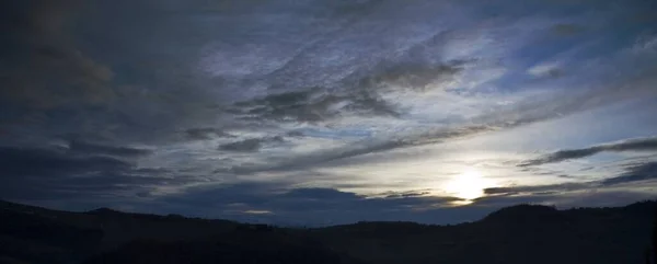 Vue Panoramique Une Silhouette Collines Sous Ciel Nuageux Coucher Soleil — Photo