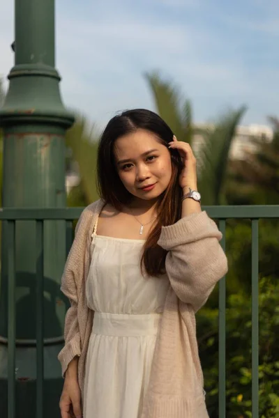 Sokaklarda Beyaz Elbise Giyen Asyalı Bir Kadının Dikey Sığ Bir — Stok fotoğraf