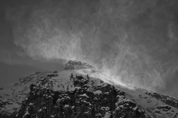 Uma Paisagem Deslumbrante Das Montanhas Cobertas Neve Sob Céu Nebuloso — Fotografia de Stock