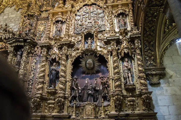 Niski Kąt Ujęcia Wewnętrznego Widoku Kościoła Franciszka Porto Portugalia — Zdjęcie stockowe