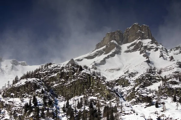雪の息をのむような風景 風光明媚な曇りの空の下で山のキャップ — ストック写真