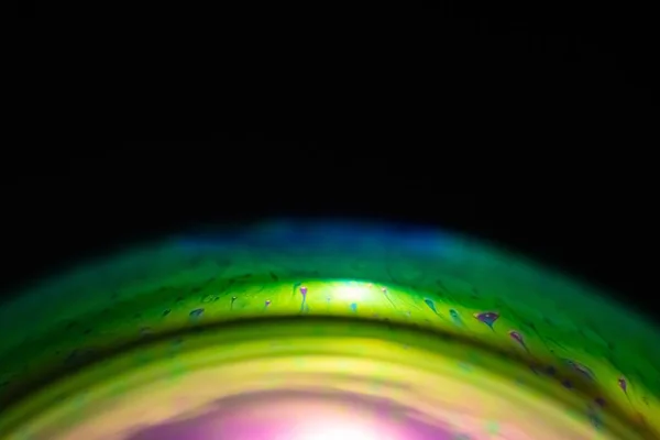 Die Oberfläche Einer Bunten Seifenblase Isoliert Auf Schwarzem Hintergrund — Stockfoto