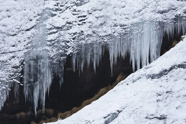 Bel Ghiacciolo Nella Grotta Durante Inverno — Foto Stock